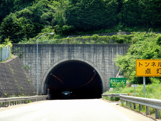 高速道路のトンネル入口