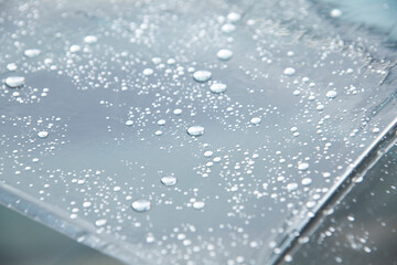 雨に濡れたビニール傘