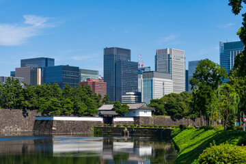 【東京都】都市景観 皇居二重橋と都心のビル群