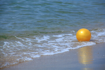 砂浜とビーチボール