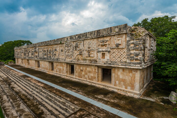 Fototapeta premium Ciudad Maya de Uxmal, fachada norte del Cuadrángulo de las Monjas.