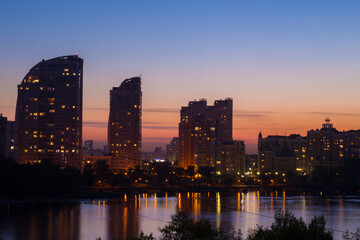 Fototapeta na wymiar Bright night embankment on the banks of the Dnieper on Obolon