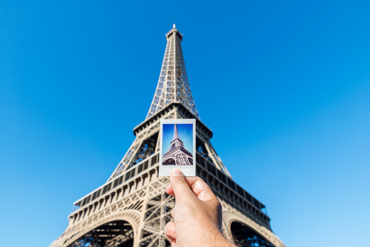 A picture of an Eiffel Tower on a backround of an Eiffel tower