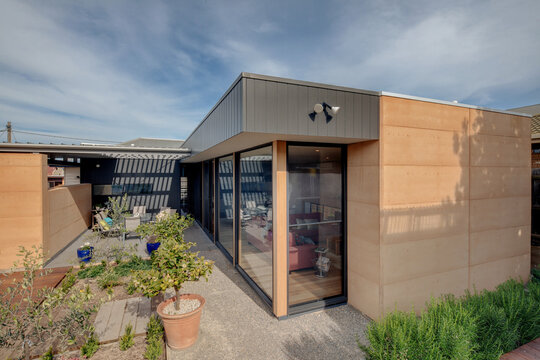 Contemporary home made with Rammed Earth building matierial