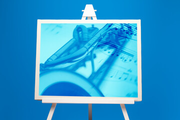 トランペットとイーゼルの合成