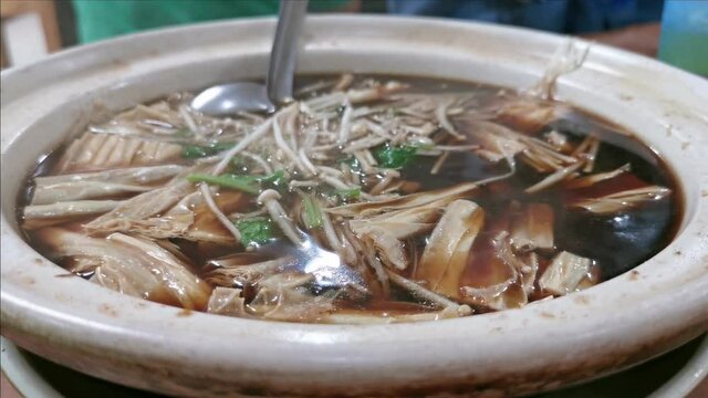 The Boiling Soup Of Bak Kut Teh Or Pork Rib Tea In Clay Pot With Steam. The Traditional Chinese Pork Soup In Hot Ceramic Bowl Commonly Found On The Streets Of Singapore And Malaysia. The Klang Style.