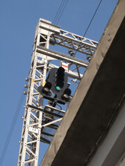 電車の架線と信号