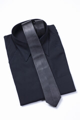 黒革のネクタイと黒シャツ