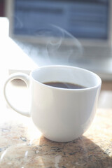 湯気の上がるホットコーヒー