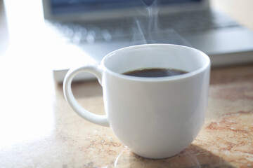 湯気の上がるホットコーヒー