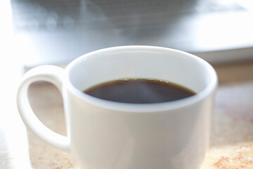 湯気の上がるホットコーヒー