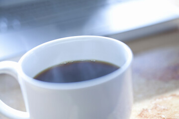 湯気の上がるホットコーヒー