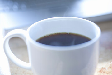 湯気の上がるホットコーヒー