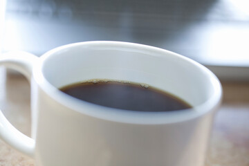 湯気の上がるホットコーヒー