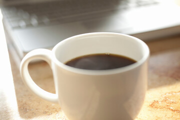 湯気の上がるホットコーヒー