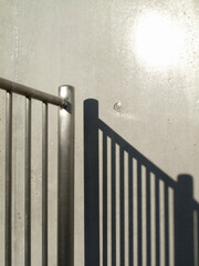 コンクリートの壁と柵の影