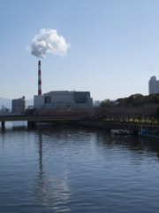 Naklejka premium 水蒸気を出すゴミ焼却場の煙突