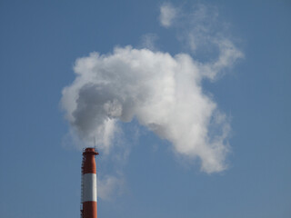 水蒸気を出すゴミ焼却場の煙突