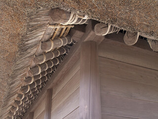 茅葺き屋根の建物