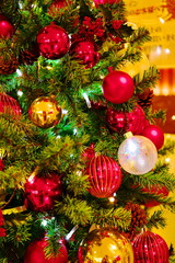 派手な彩を見せるツリー