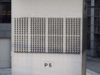 高架道路の鉄骨の橋脚