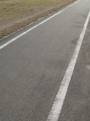 Obraz premium 河川の堤防の道路