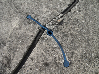 コンクリートの堤防の継ぎ手のくさび