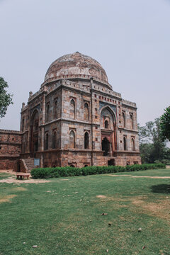 Bara Gumbad tomb and mosque, Lodhi Gardens, New Delhi