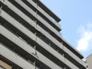 地震で落下したマンションのコンクリート壁