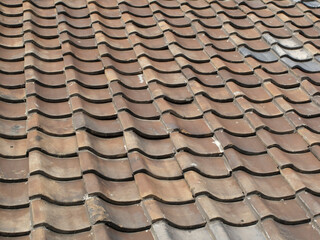 鉄道の架線の錆が付いた屋根瓦