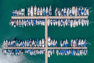 Fotobehang Hal Kleine boten en jachten verankerd in een grote jachthaven, bovenaanzicht vanuit de lucht.