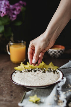 Making muesli with carambola and seeds