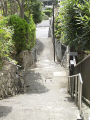 住宅街の細い階段の坂道