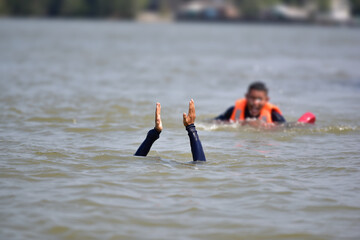 lifeguard help victim drowning
