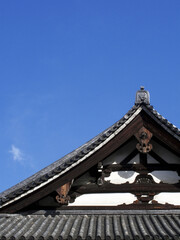 青空とお寺の屋根