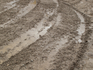 雨上がりの工事中のわだち