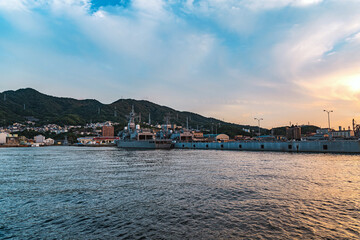 Naklejka premium 広島 夕暮れの呉港