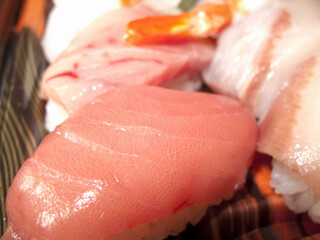 パックに入ったにぎり寿司