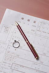 婚姻届けと指輪