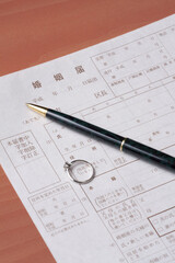 婚姻届けと指輪