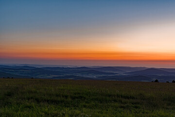 Sonnenaufgang auf der Wasserkuppe in der Rhön in Hessen, Deutschland