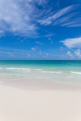 Fototapeta na wymiar Playa azul turquesa con aguas cristalinas y arena blanca en Cancún