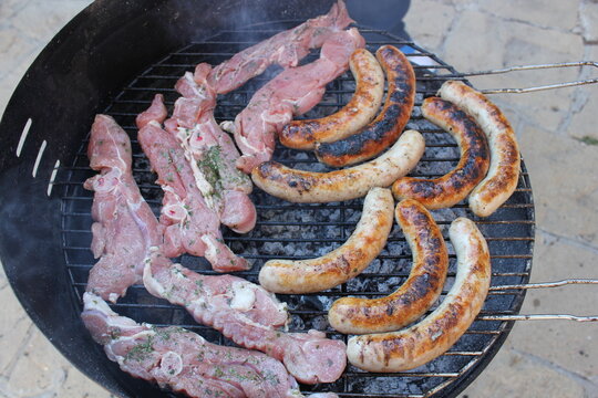 cordero y salchichas a la brasa en el patio