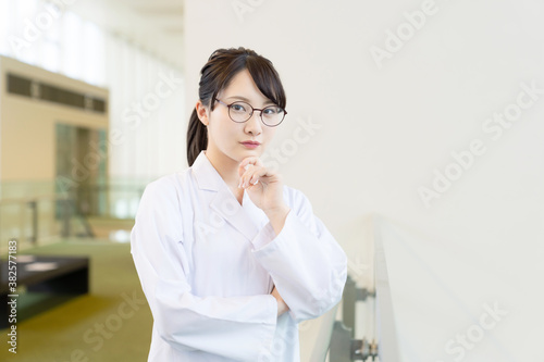 白衣の女子学生理系学生医学生wall Mural Wallpaper Murals Metamorworks