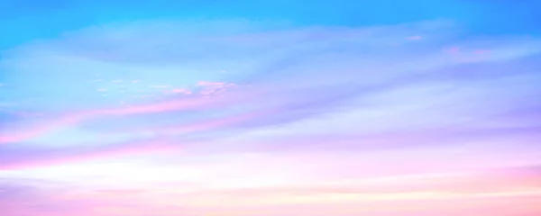 Schilderijen op glas Wereld milieu dag concept: lucht en wolken herfst zonsondergang achtergrond © Choat