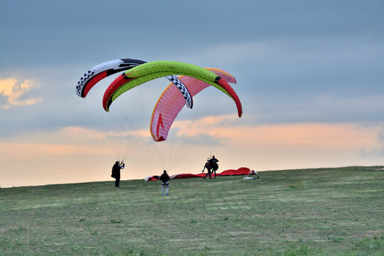 parachute, paragliding, sky, paraglider, sport, fly, flying, extreme, adventure, blue, flight, freedom, air, wind, gliding, sports, kite, glider, sea, high, activity, fun, hobby, parachuting, paraplan