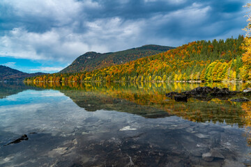 Wolken über dem herbstlichen Walchensee