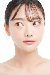 Fototapeta premium 白背景の若い女性の美容ポートレート