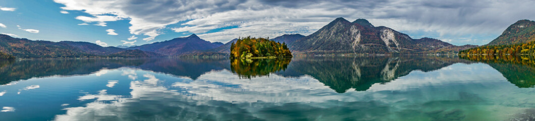 Panorama-Aufnahme des idyllischen Walchensees mit Alpen - obrazy, fototapety, plakaty