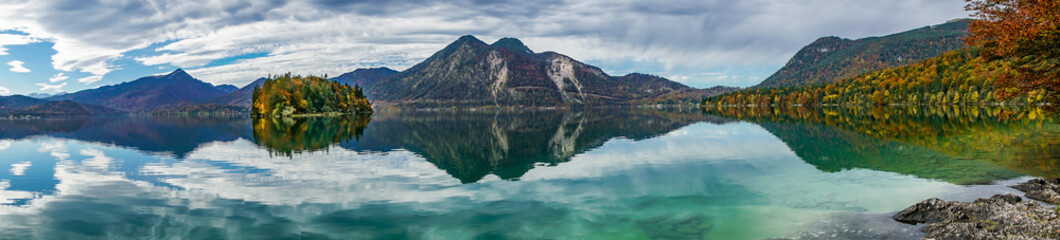 Panorama-Aufnahme des idyllischen Walchensees in Bayern